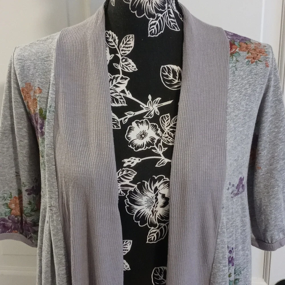 🌸Anthropologie🌸 - Gray Floral Open Front S/S Cardigan Sweater